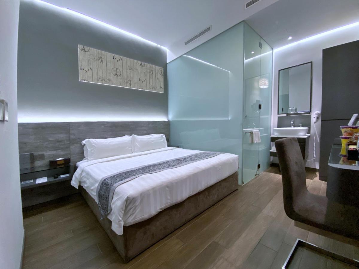 Superior King Room No Window