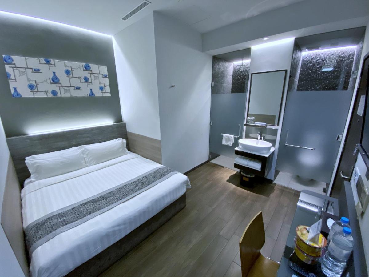 Superior King Room No Window