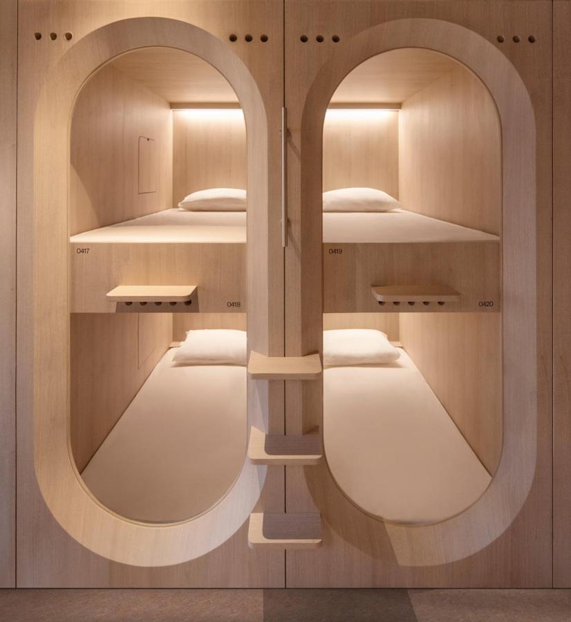 Single Capsule 10-Capsule Male-Only Room