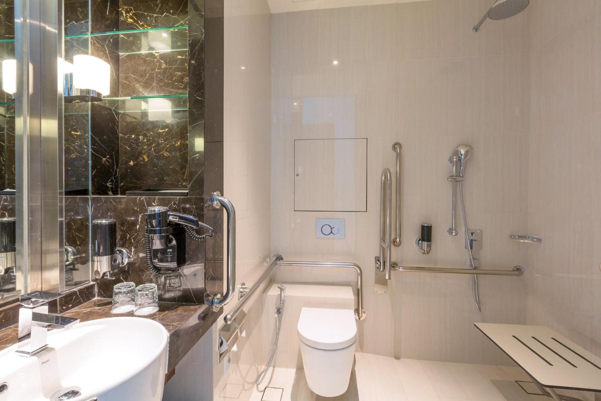 Queen Room Accessible