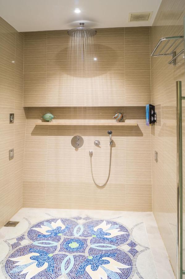 Nap Room Lounge meals Common Shower & Toilet Check 2PM & Check-out 12PM