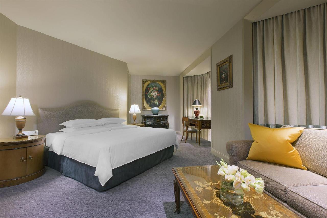 One-Bedroom King Suite High Floor Executive Lounge Access