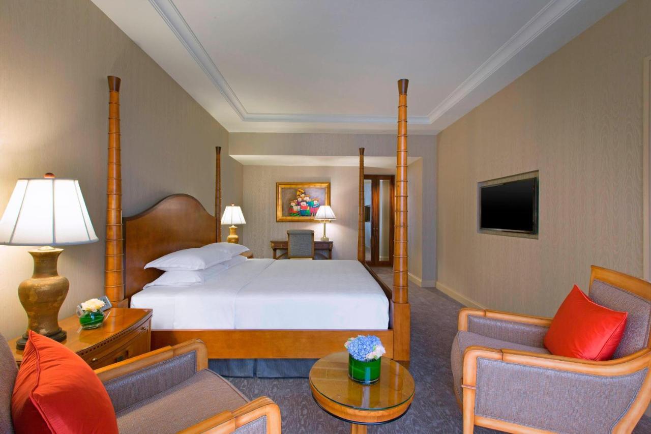 One-Bedroom Royal Suite High Floor Executive Lounge Access