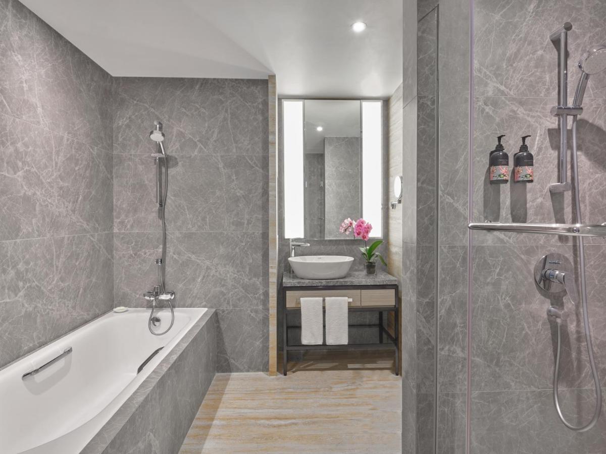 Premier Club Waterfront King Newly renovated room