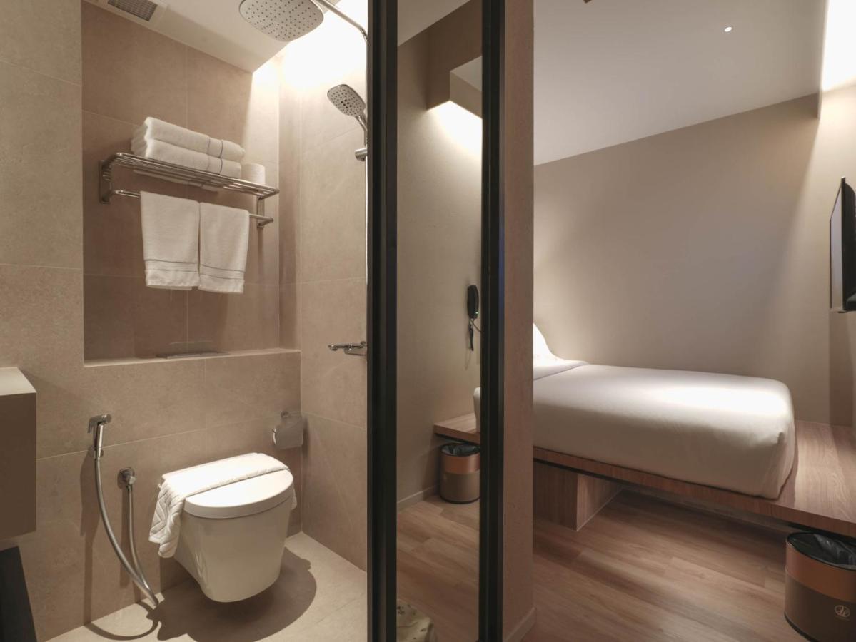Standard Queen Room Without Window
