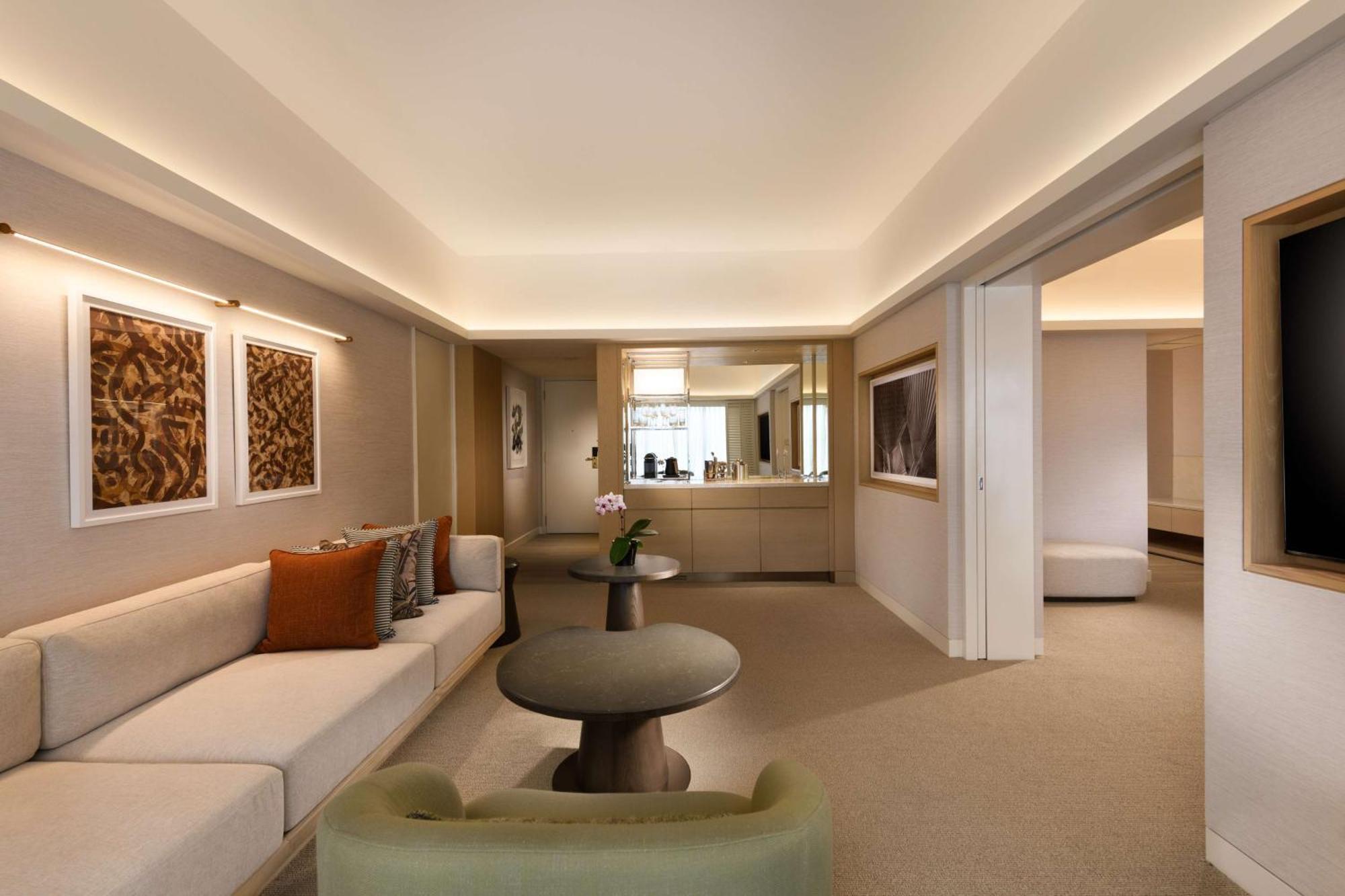 Deluxe King Suite Balcony Lounge Access
