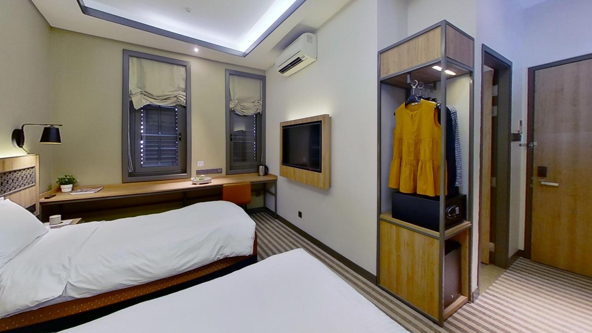 Courtyard Room