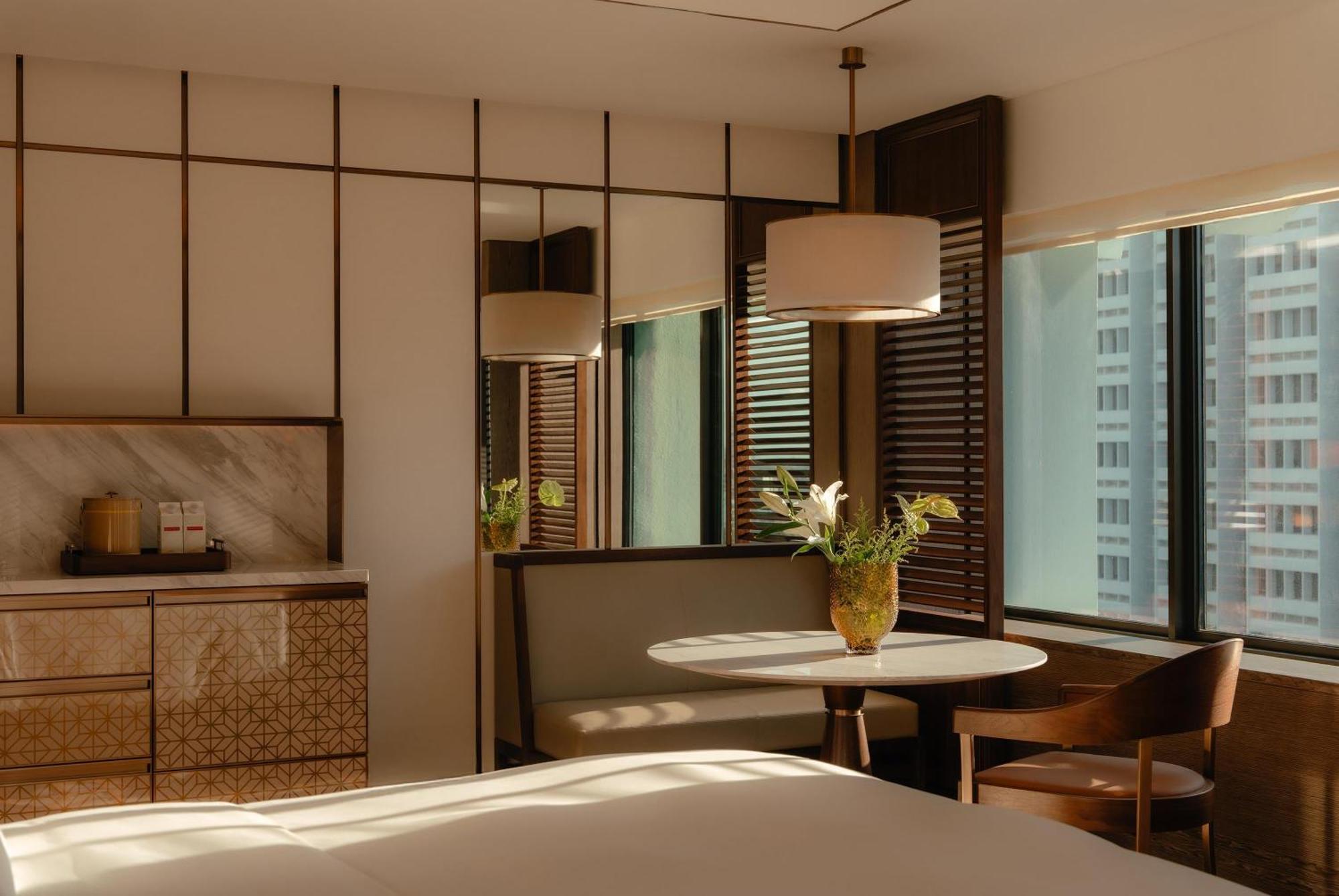 Deluxe King Room Club Access