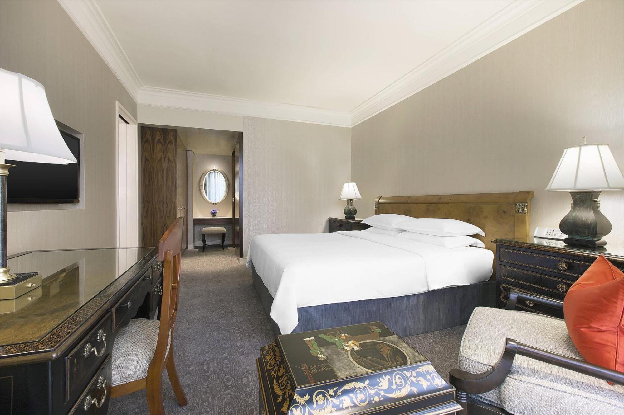 One-Bedroom King Suite High Floor Executive Lounge Access
