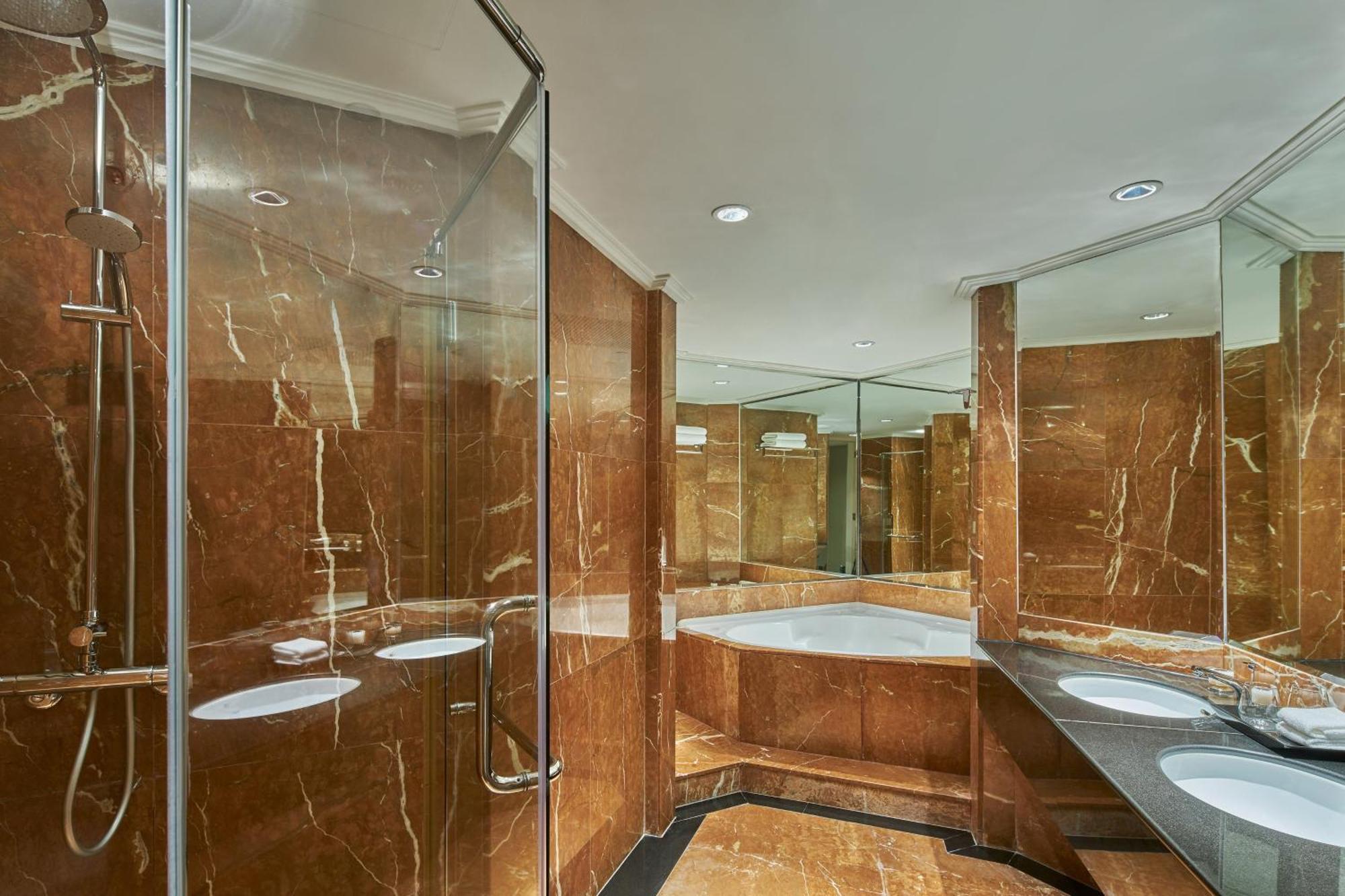 One-Bedroom King Suite High Floor Executive Lounge Access