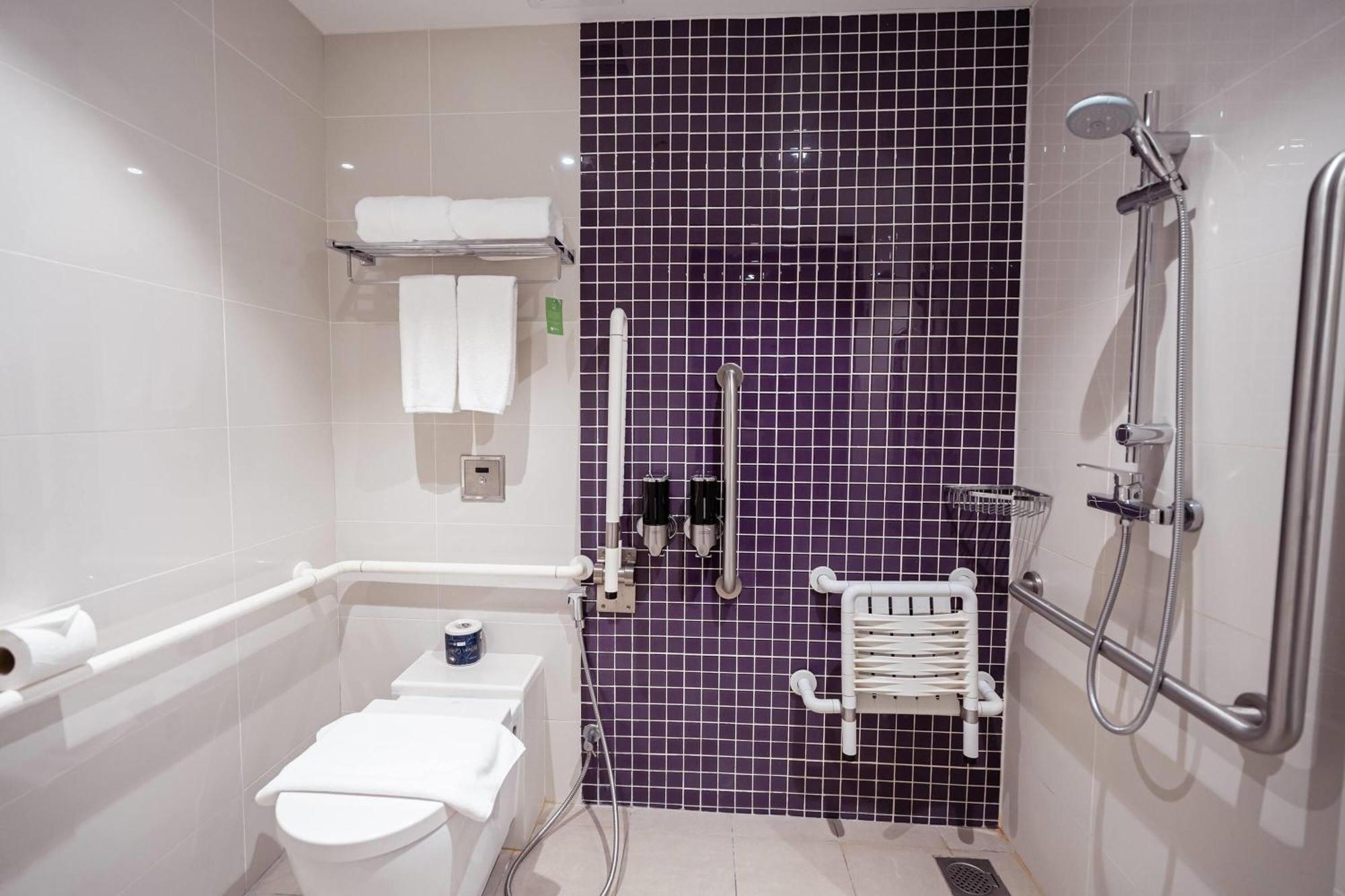 Universal Accessible Room 1 Queen Bed