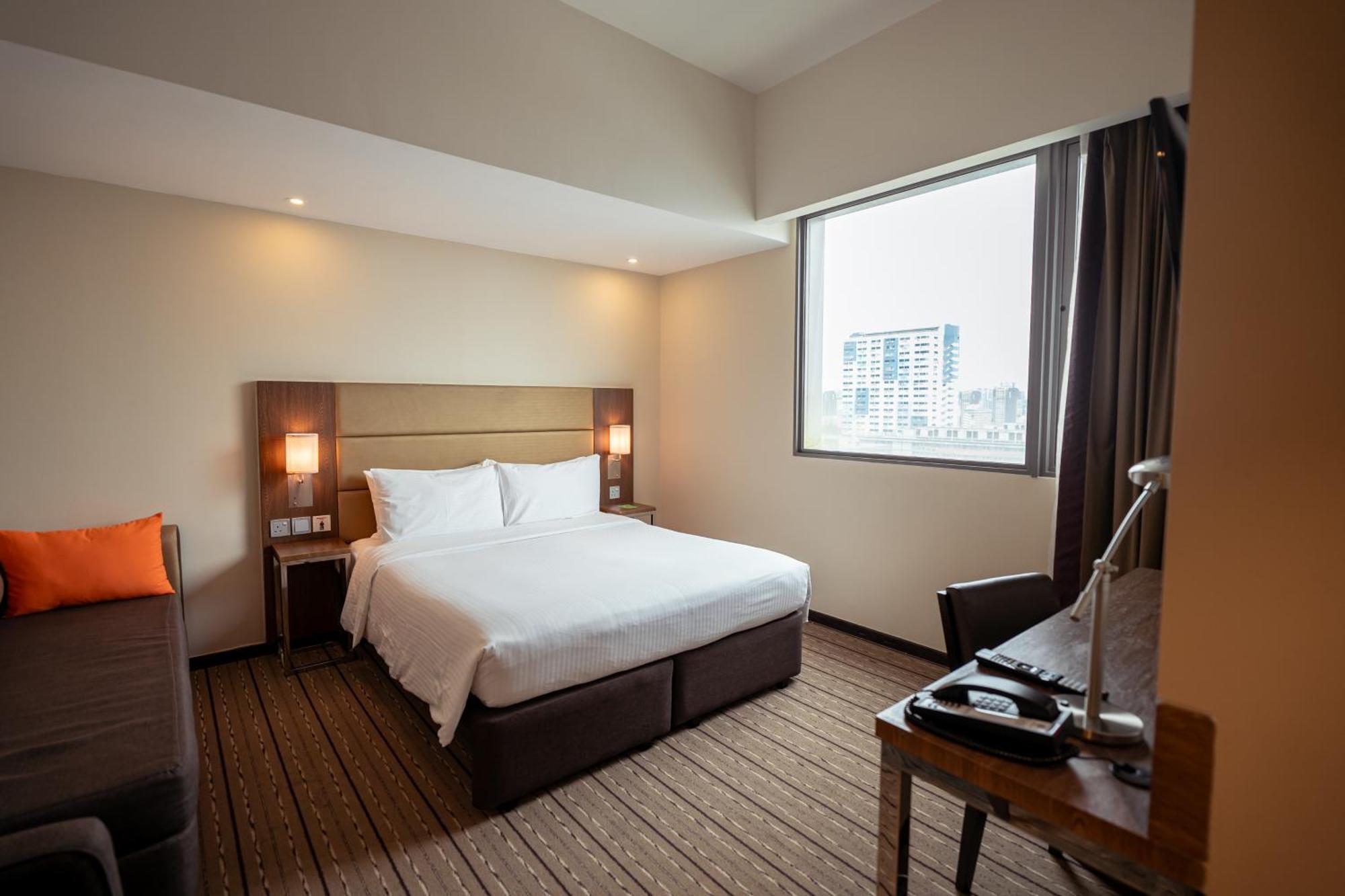 Universal Accessible Room 1 Queen Bed