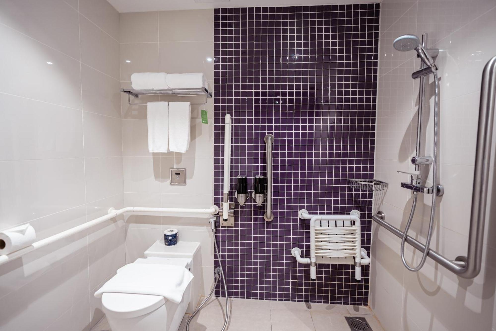 Universal Accessible Room 1 Queen Bed