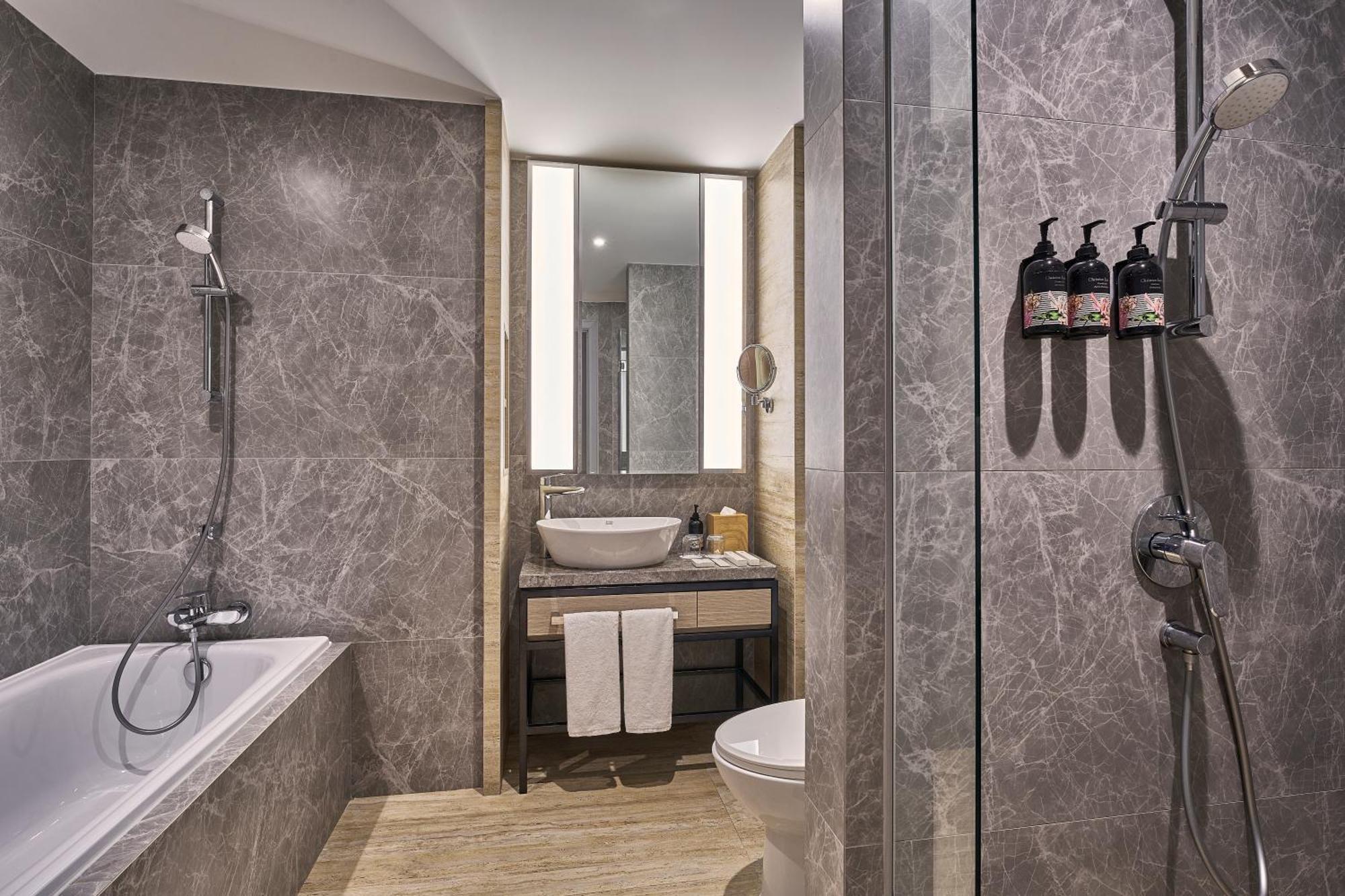 Premier Waterfront Twin Newly Renovated Room
