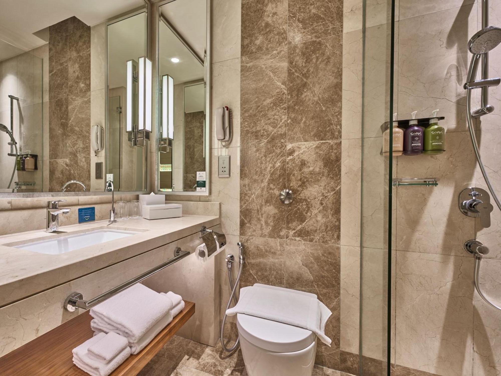 Standard Queen Room City View