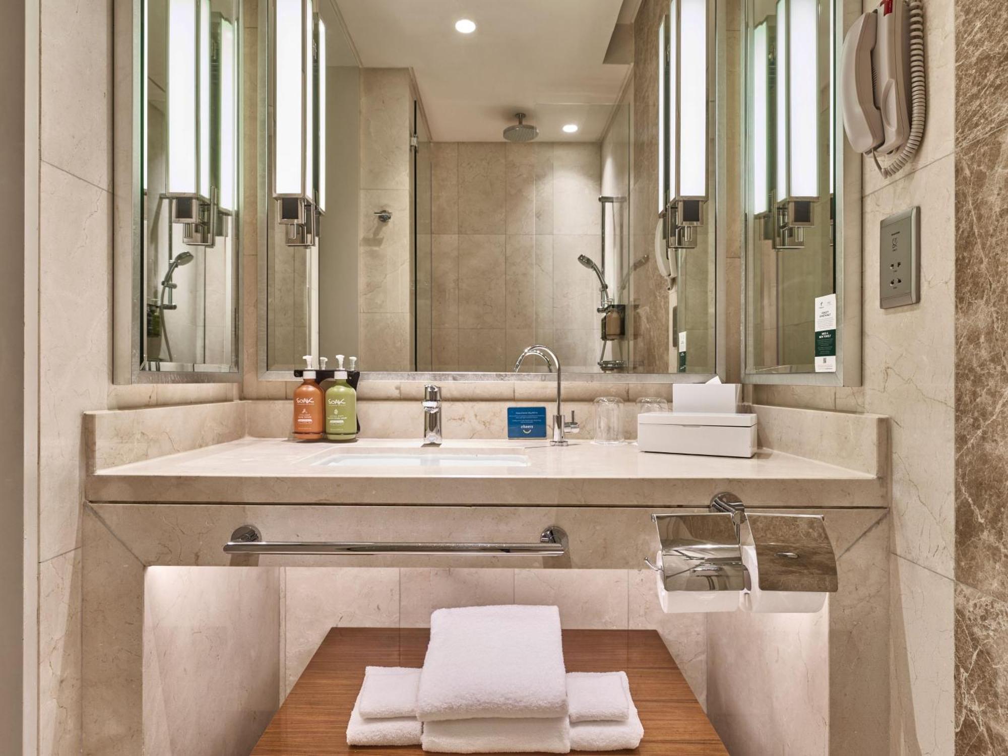 Standard Queen Room City View