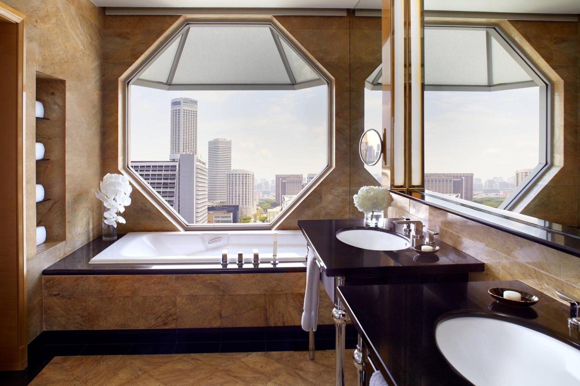 Club Deluxe Suite 1 King Bed Marina Bay View Lounge Access