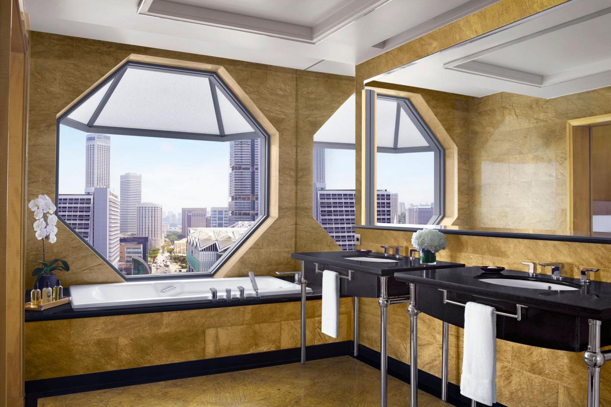 Club Deluxe Suite 1 King Bed Marina Bay View Lounge Access