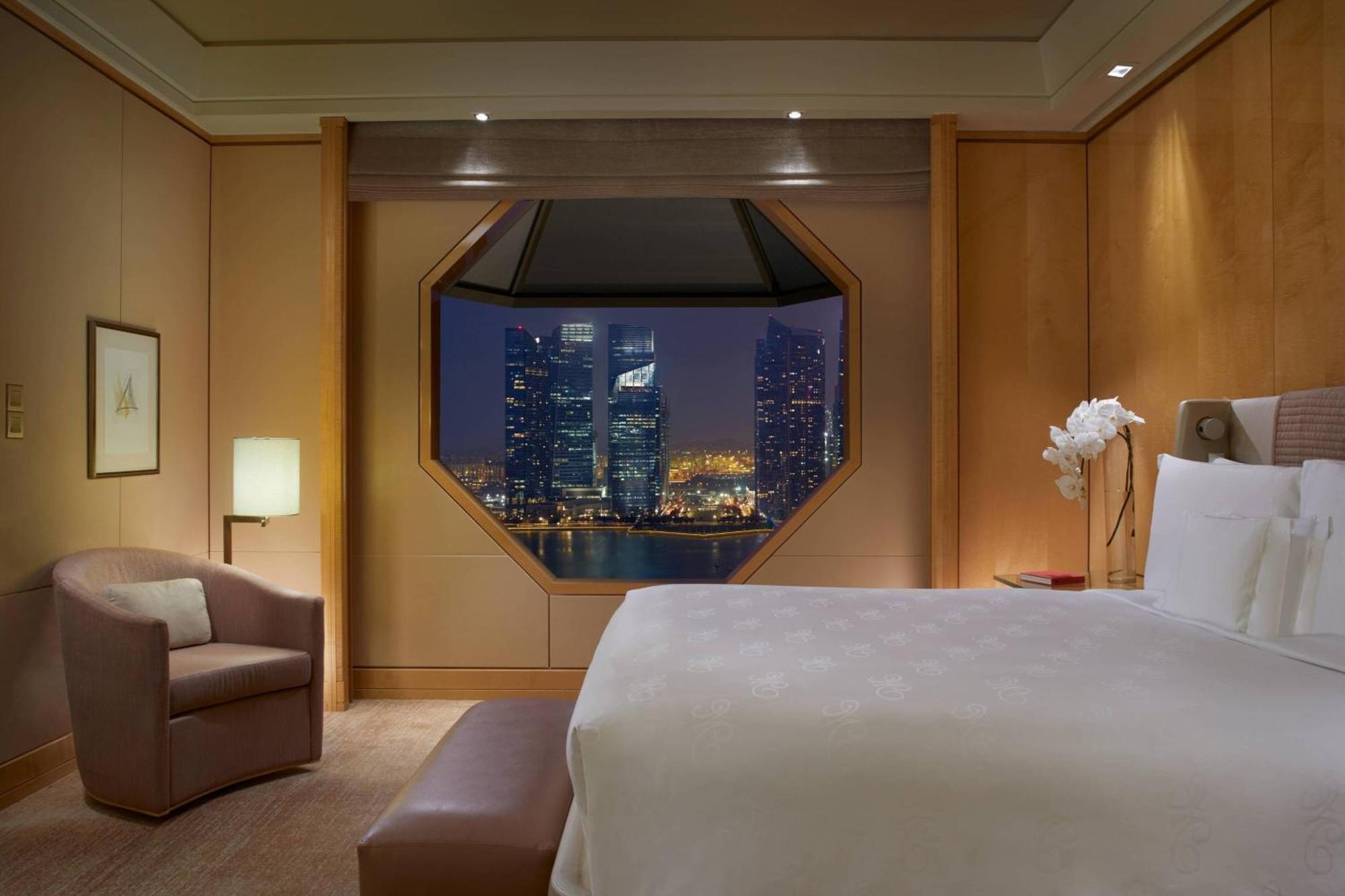 Club Deluxe Suite 1 King Bed Marina Bay View Lounge Access