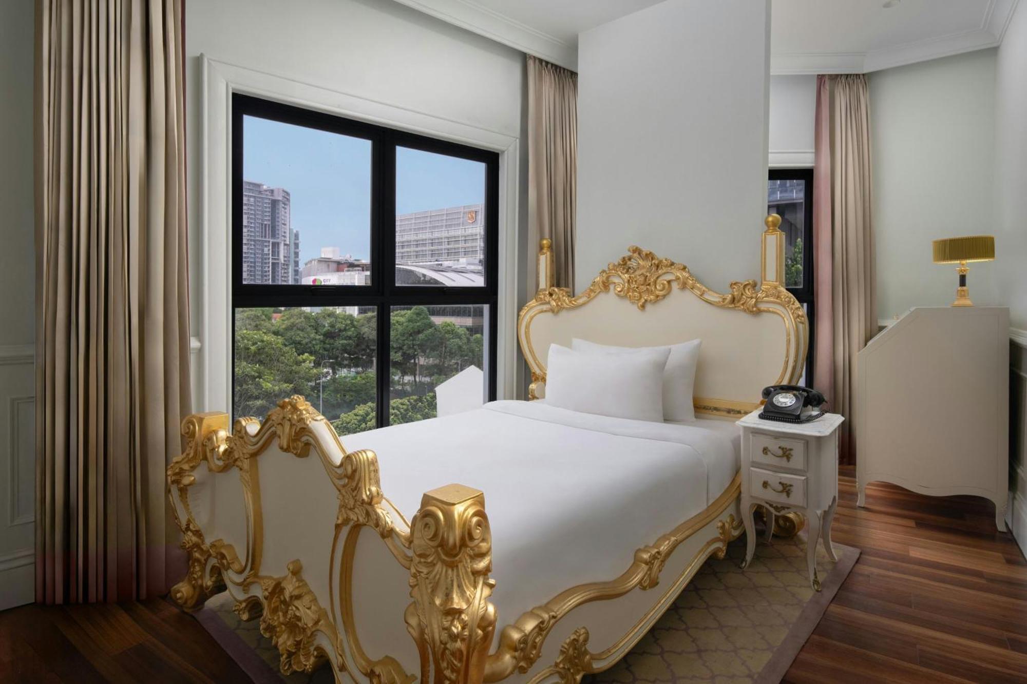 Royal Classic Room 1 Single Club Lounge Access Complimentary Cocktails & Snacks