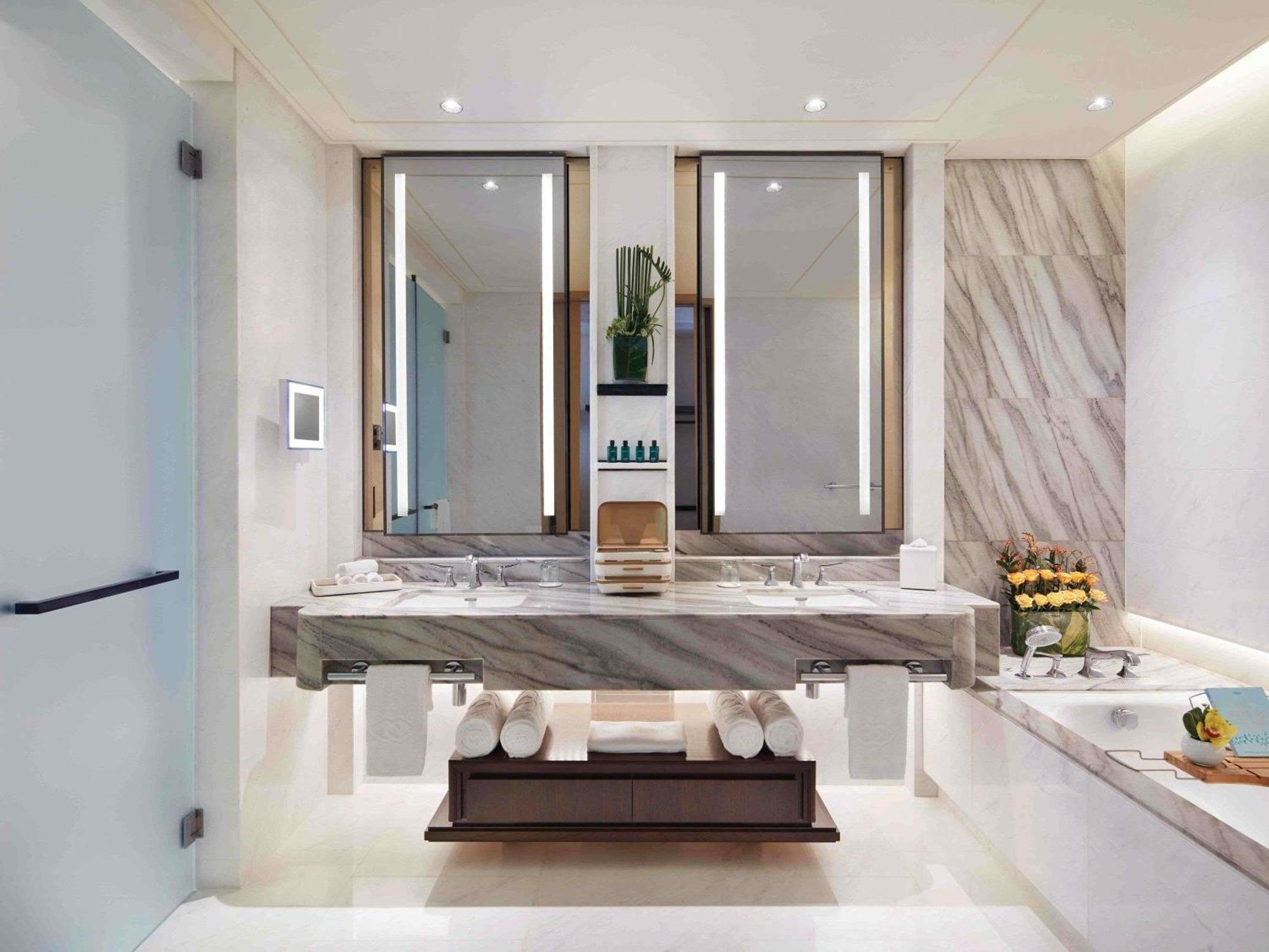 Prestige Suite Club Millésime Access 1 King Bed Heritage View