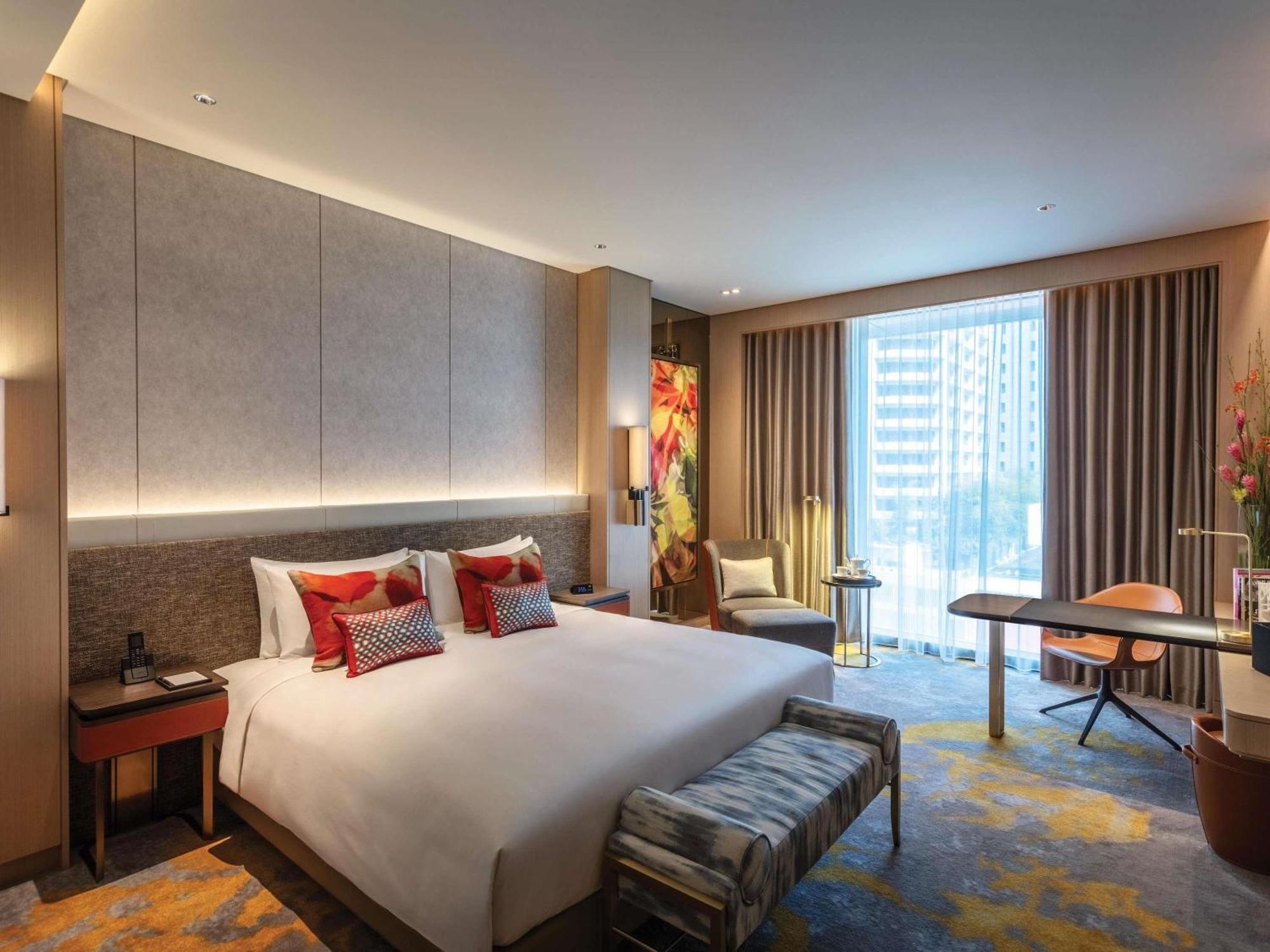 Luxury Room 1 King Bed Heritage View