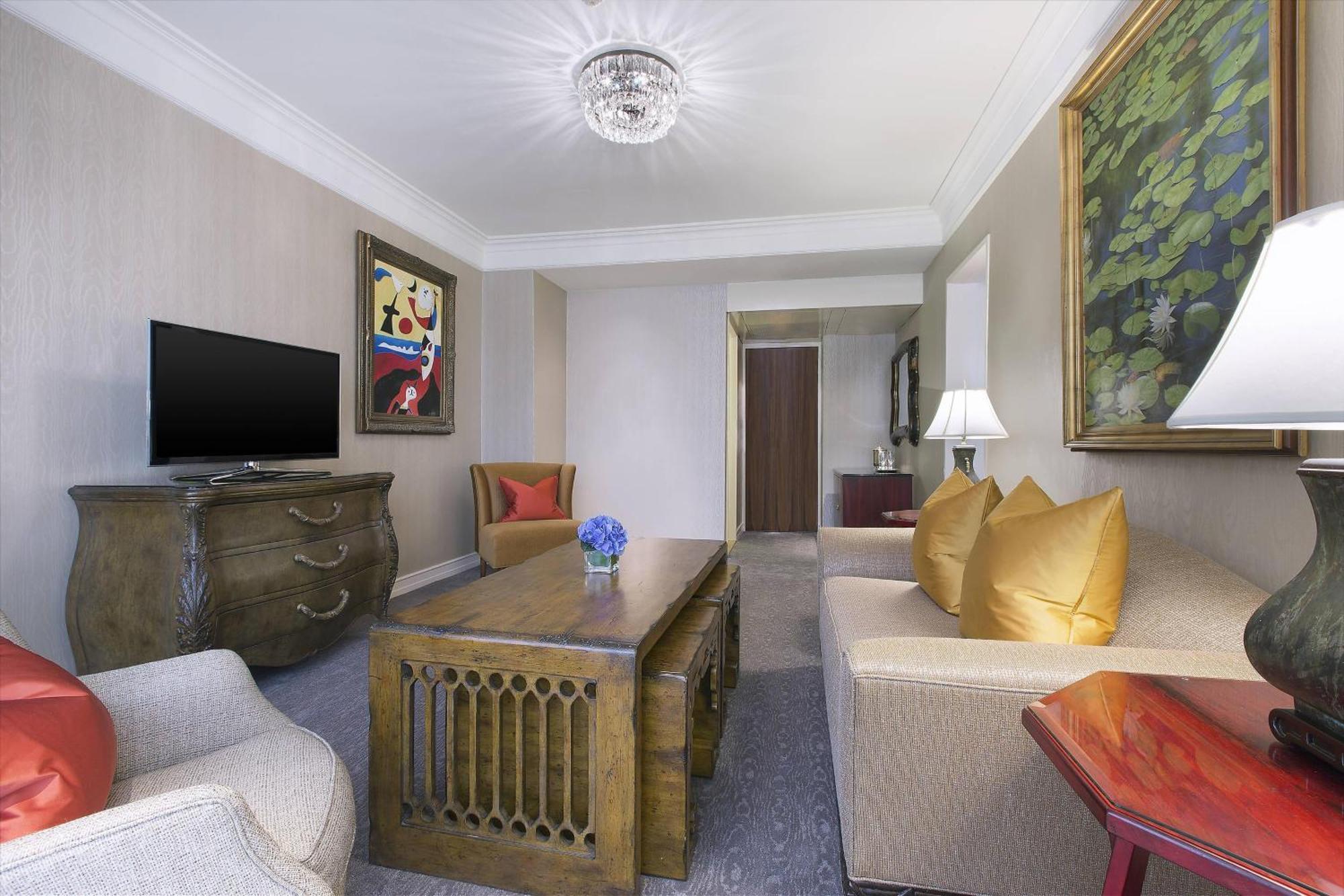 One-Bedroom King Suite High Floor Executive Lounge Access