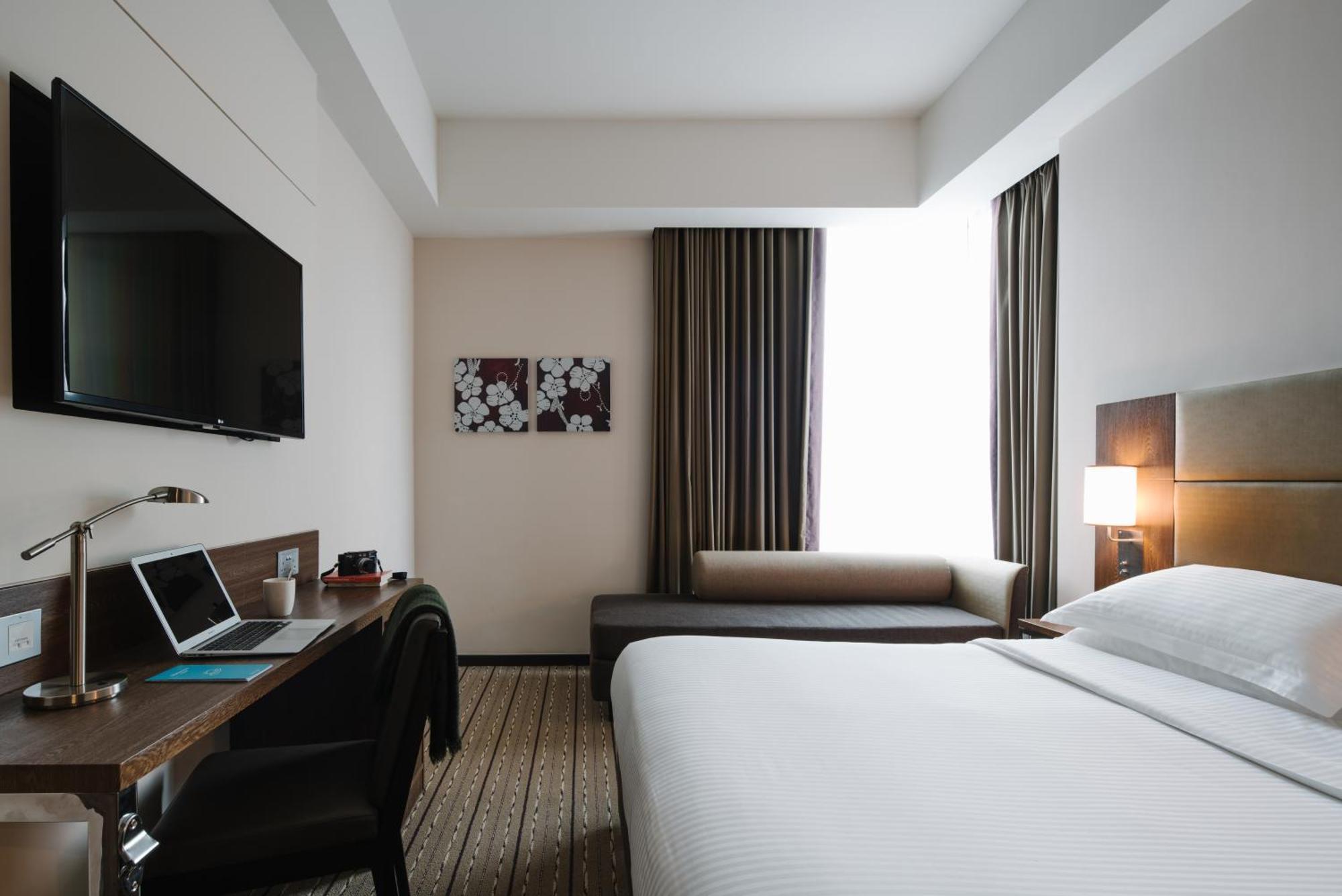 Superior Room 1 Queen Bed