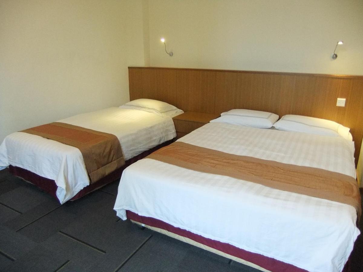 Standard Queen Single Room