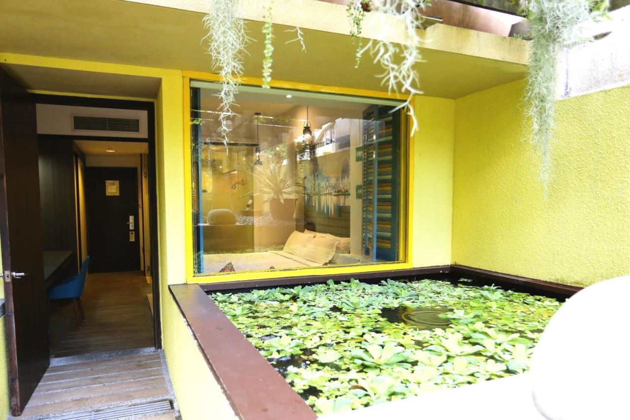 Theme Courtyard Club Room Lounge Access
