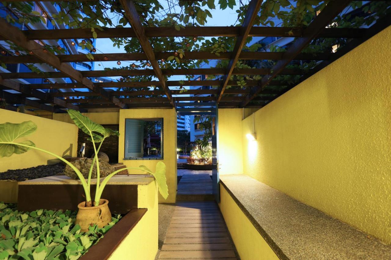 Theme Courtyard Club Room Lounge Access