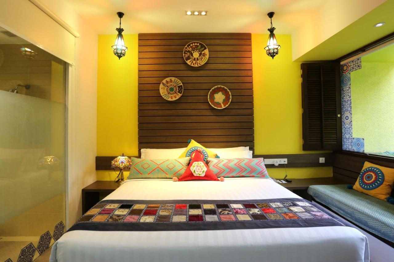 Theme Courtyard Club Room Lounge Access