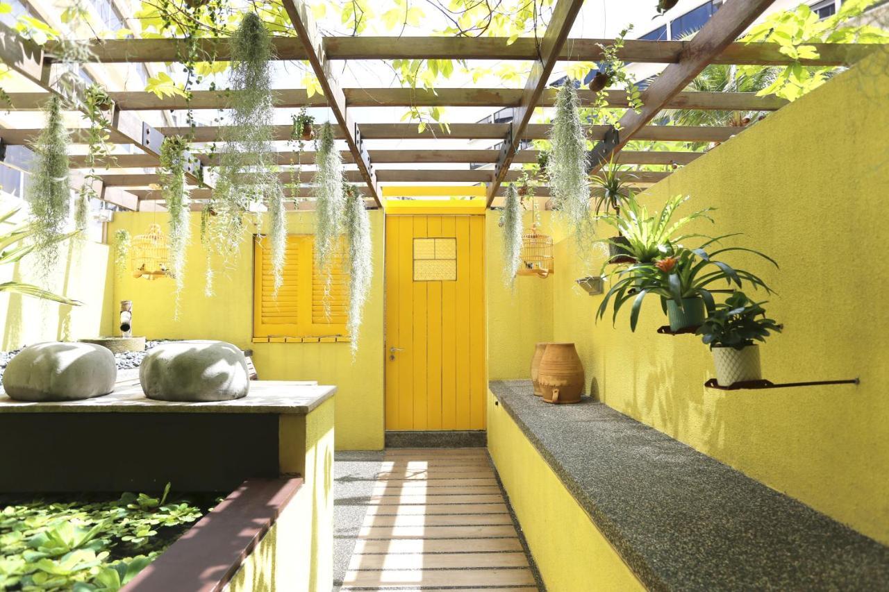 Theme Courtyard Club Room Lounge Access