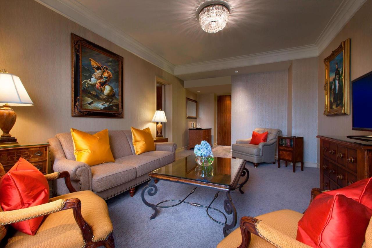 One-Bedroom King Suite High Floor Executive Lounge Access