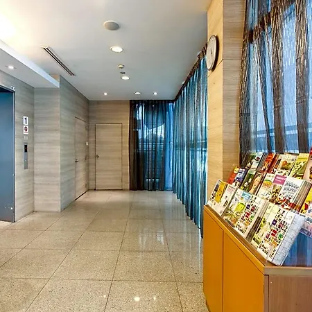 Hotel 81 Lucky-3